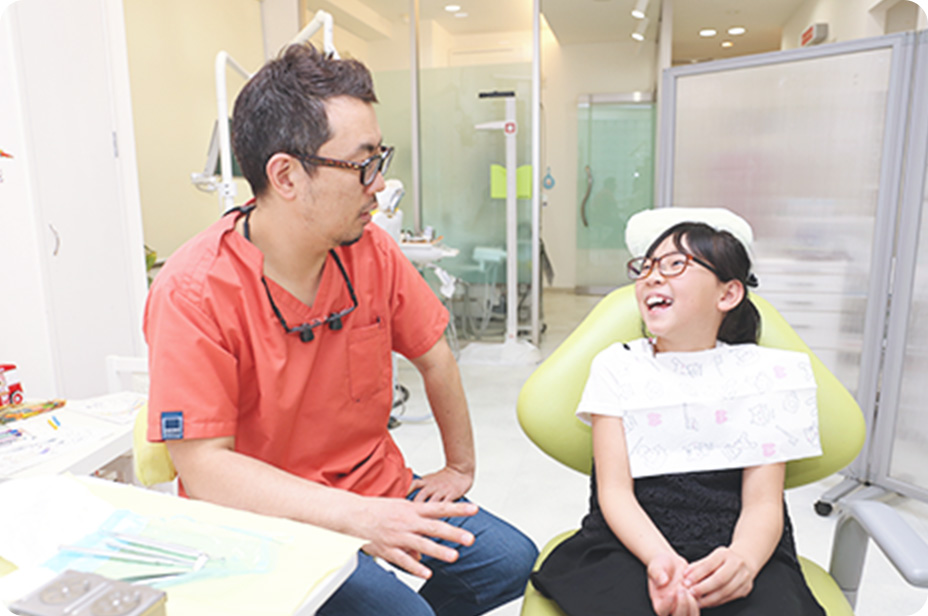 歯科医院で説明を受ける子ども